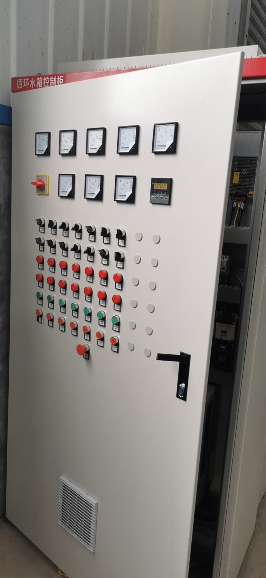循環(huán)系統(tǒng)自動(dòng)控制柜 中央空調(diào)恒壓變頻水泵電控柜(圖1) 循環(huán)系統(tǒng)自動(dòng)控制柜 中央空調(diào)恒壓變頻水泵電控柜(圖1)